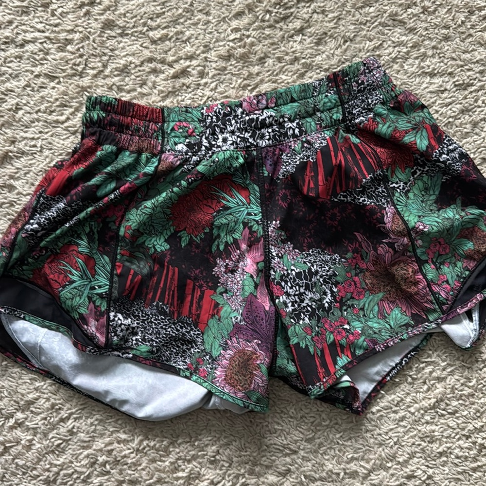 Lululemon Women’s small Hotty Hot Lined Shorts 4” Inseam Gym Running size 8